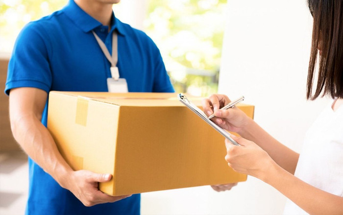 Cô gái ăn mặc 'mát mẻ' gây phản cảm ra nhận hàng khiến anh shipper ái ngại Ảnh 2