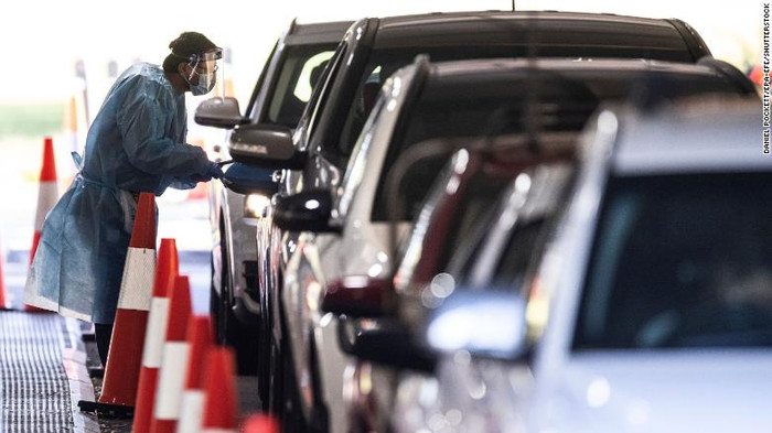 Nhân viên y tế làm nhiệm vụ tại một điểm test Covid-19 ở Altona North ở Melbourne, Úc. Ảnh: CNN