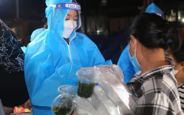 Hoa hậu Đỗ Mỹ Linh giao đồ ăn thức uống cho những người vô gia cư trên phố Hà Nội 