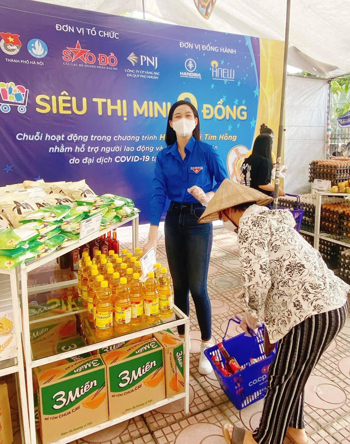 Hoa hậu Đỗ Thị Hà giúp đỡ người già neo đơn tại các siêu thị 0 đồng