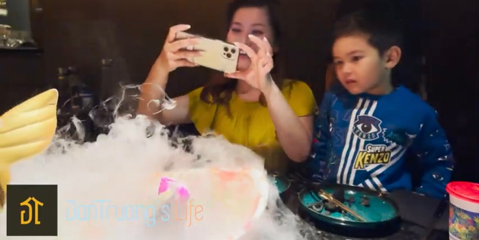 Đan Trường cùng vợ cũ và con trai vui vẻ ăn tối.