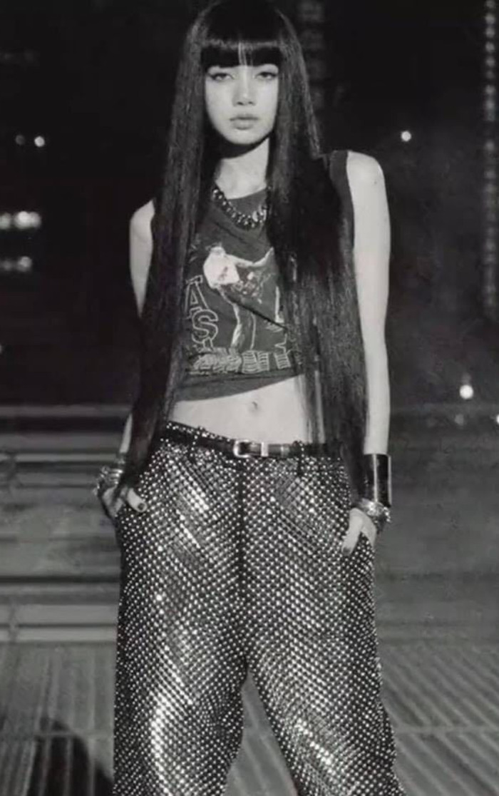 Áo cộc tay vintage đậm style rock mix cùng chiếc quần sequin lấp lánh khoe vòng eo thon thả của nữ idol