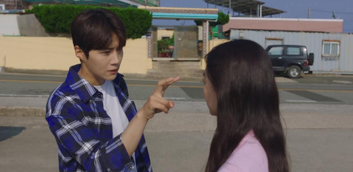 Mới gặp đã đòi 'móc mắt' nhau ra 