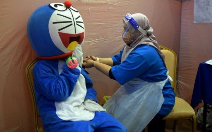 'Doraemon' đi tiêm vaccine Covid-19, ý nghĩa phía sau khiến dân mạng trầm trồ: 'Cưng xỉu' Ảnh 2
