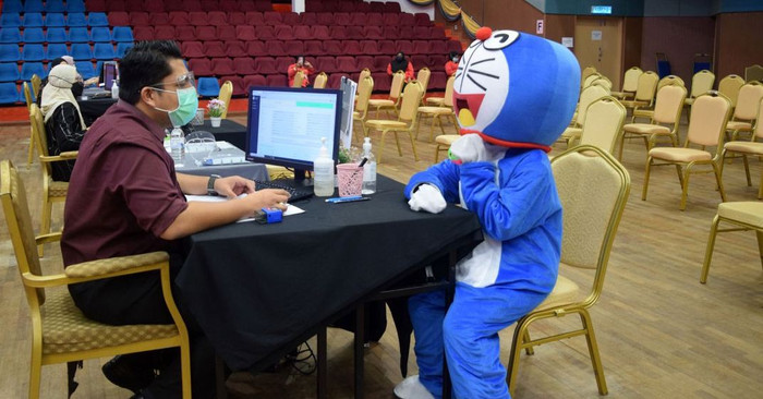 'Doraemon' đi tiêm vaccine ngừa Covid-19. 