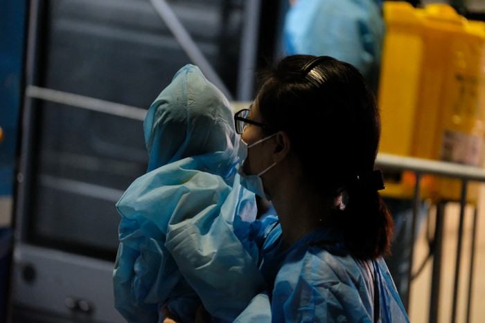 Người dân khi di chuyển ra xe đều mặc đồ bảo hộ, trong khi lực lượng chức năng liên tục phun khử khuẩn để đảm bảo an toàn, tránh nguy cơ lây nhiễm. 