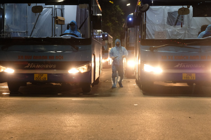 Khoảng 19h ngày 1/9, 8 xe buýt cỡ lớn đã được UBND quận Thanh Xuân điều động đến 2 ngõ 328 và 330 Nguyễn Trãi đế bắt đầu triển khai di dời người dân. 