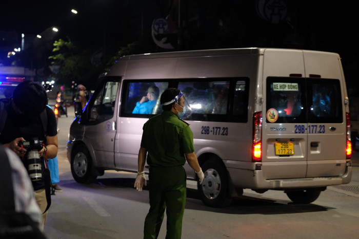 Các trường hợp F1 được đưa đi cách ly trước, sau đó mới thực hiện việc giãn dân ra khỏi 2 ngõ trên. Sau khi các F1 đã được đưa đi cách ly tập trung, người dân tại đây mới bắt đầu di chuyển lên xe buýt.