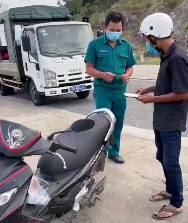 Anh Trần Văn Em bị xử phạt khi ra đường mua bánh mì vào cuối tháng 7.