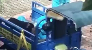 Người chồng cúi xuống hô hấp nhân tạo bằng miệng cho vợ.&nbsp;