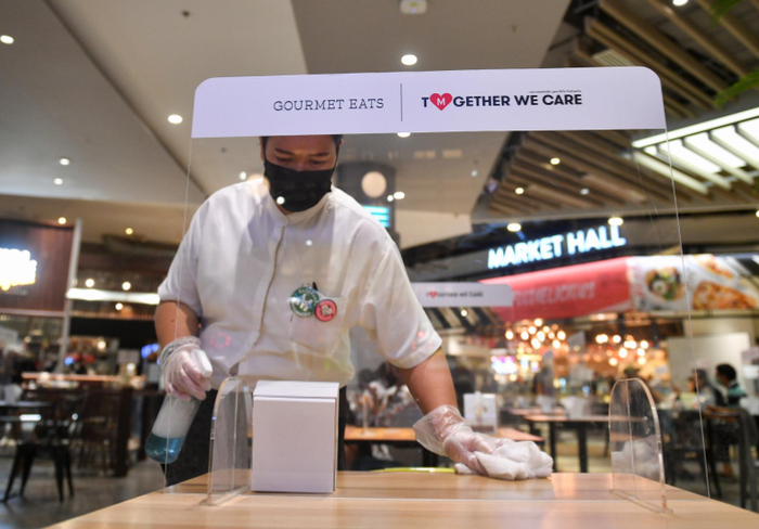 'Sống chung' với Covid-19: Thái Lan mở cửa tiệm cắt tóc và quán ăn sau đợt giãn cách nghiêm ngặt Ảnh 3