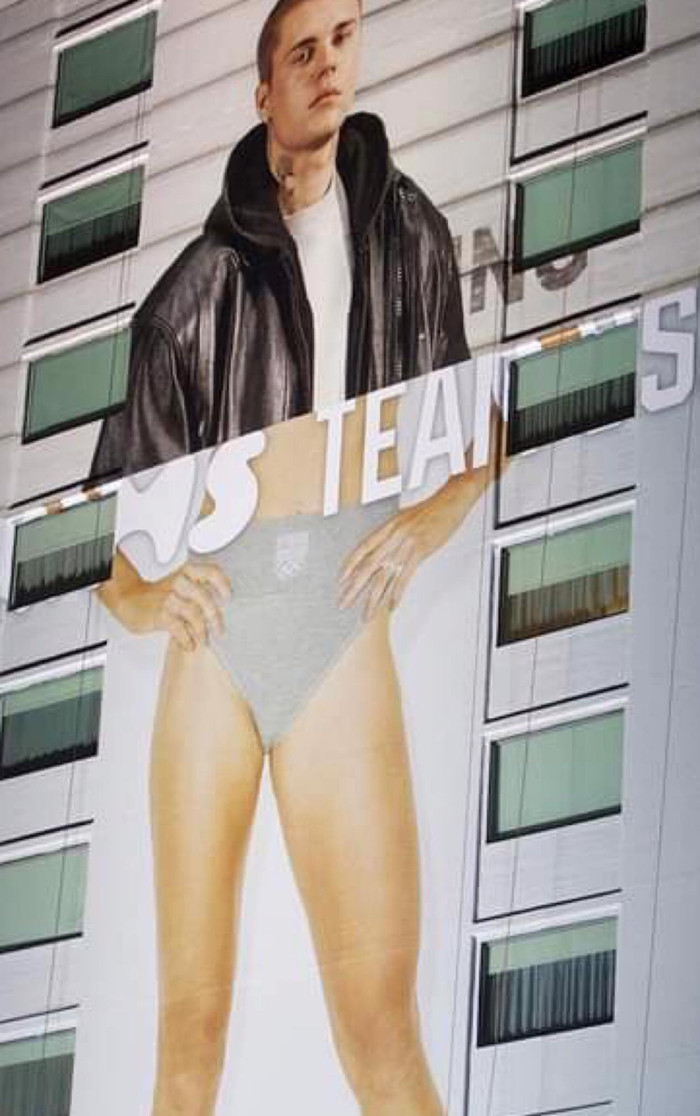 Cận cảnh tấm bảng quảng cáo của Justin Bieber mặc quần lót phụ nữ khiến khán giả một phen cười hết cỡ