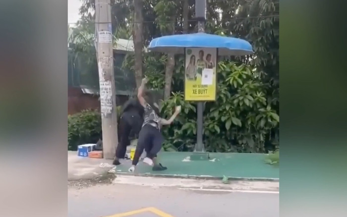 Thanh niên qua chốt kéo khẩu trang hút thuốc 'trêu ngươi' cán bộ và nhận kết đắng ngay sau một câu nói Ảnh 2