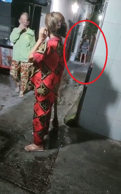 'Chị đại' đứng trước cửa nhà mình lớn tiếng cự cãi với hàng xóm. Ảnh cắt từ clip