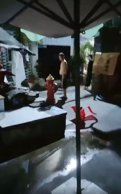 Người đàn ông tức giận ném ghế xuống nền đất