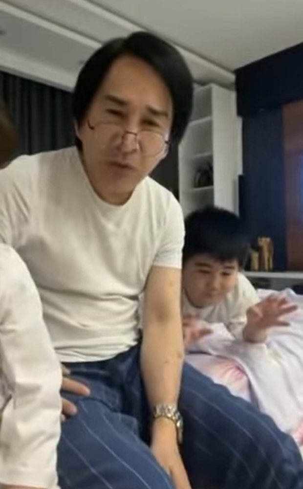 Kim Tử Long trong đoạn livestream mới đây
