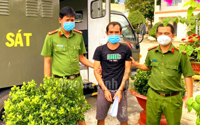 Ra đường khi không cần thiết bị lập biên bản, người đàn ông cầm dao đâm thiếu tá công an Ảnh 2