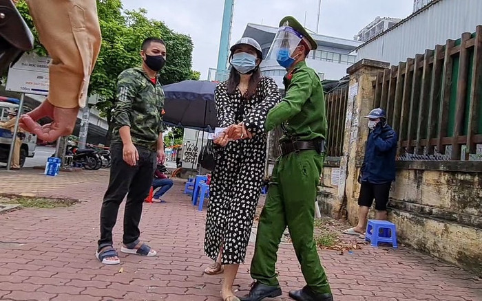 Khi bị phát hiện giấy đi đường không hợp lệ, cô gái năn nỉ cán bộ rồi bất ngờ 'cướp' lại giấy Ảnh 2