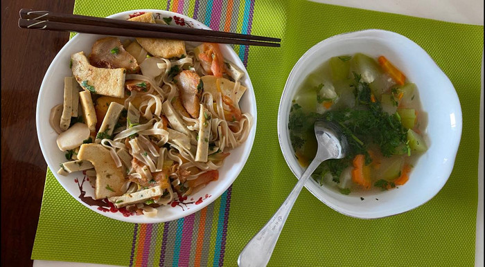 Phở kèm đậu hủ nấm cà chua áp chảo và canh bí đao