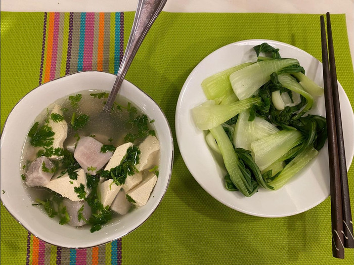 Canh khoai môn đậu hủ và rau luộc 