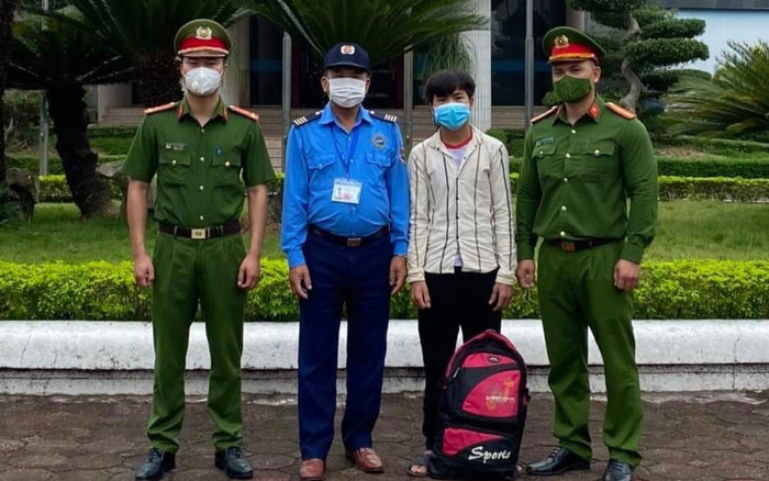 Thiếu niên 17 tuổi nhận 'món quà' ấm tình người sau khi định đi bộ từ Hà Nội về Lào Cai Ảnh 2