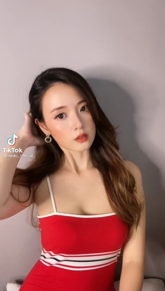 Midu 'bắt trend' đăng clip khoe góc nghiêng.