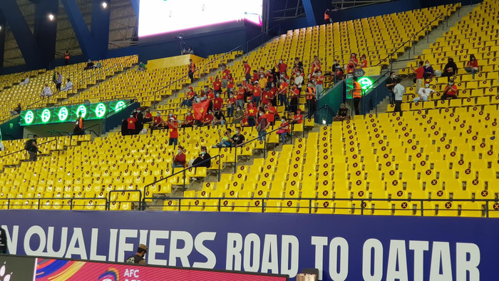 Xúc động với hàng trăm CĐV Việt Nam có mặt ở Saudi Arabia cổ vũ cho thầy trò HLV Park Hang Seo. Ảnh: VFF