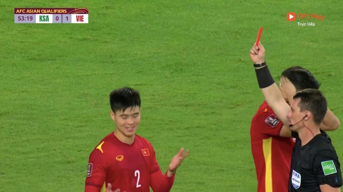 Duy Mạnh bị thẻ đỏ và Việt Nam thua ngược 1-3.