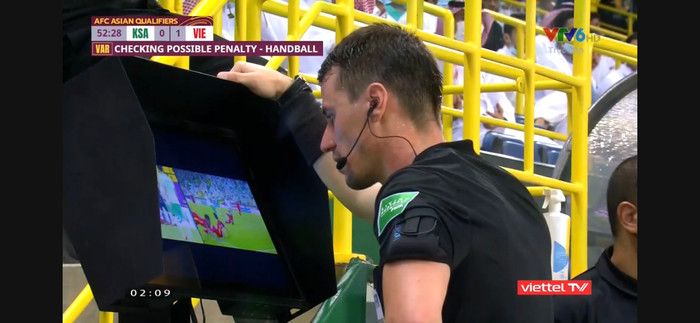 Sau khi xem VAR, trọng tài Ilgiz đã thổi phạt đền tuyển Việt Nam và truất quyền thi đấu của Duy Mạnh.