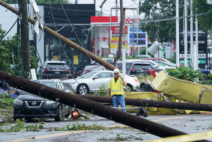 Một công nhân đang khảo sát thiệt hại sau lũ dọc theo Phố Tây ở Annapolis, Maryland.