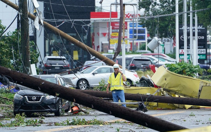 Hình ảnh nước ngập ngang người, cây cối đổ rạp ở Mỹ do bão Ida Ảnh 2