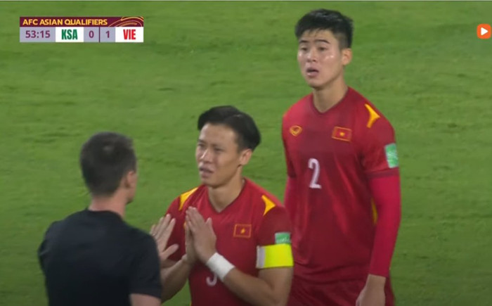 Quế Ngọc Hải chắp tay, năn nỉ trọng tài sau khi Duy Mạnh bị phạt thẻ đỏ Ảnh 2