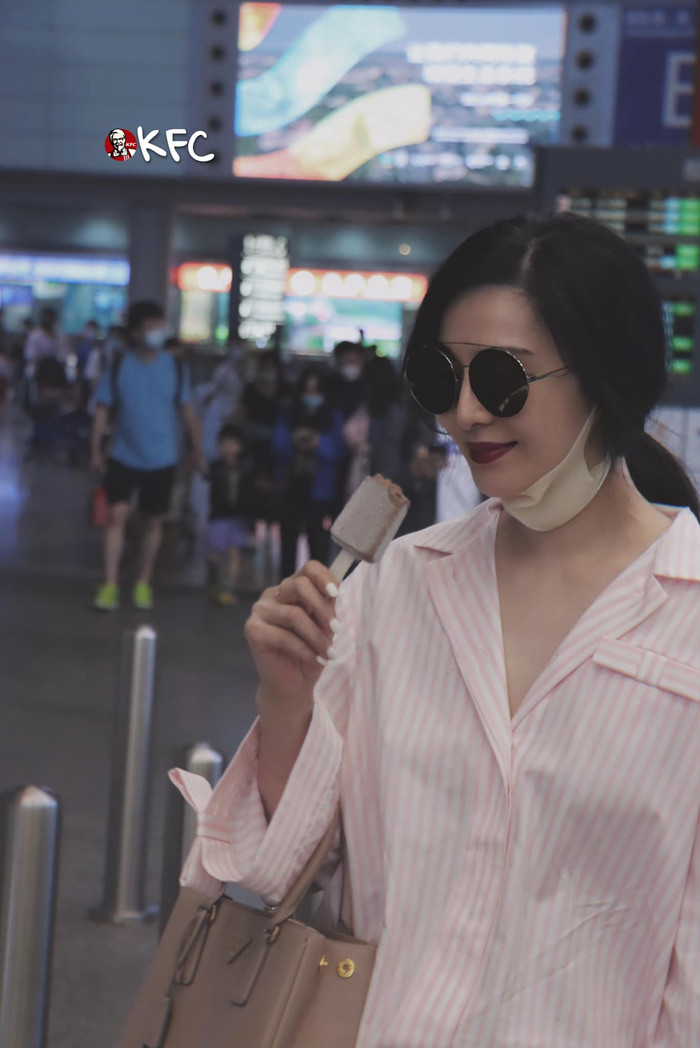 Ra sân bay dù nữ diễn viên có hơi lếch thếch nhưng vẫn xinh xắn trong kiểu áo sơ mi overiszed 