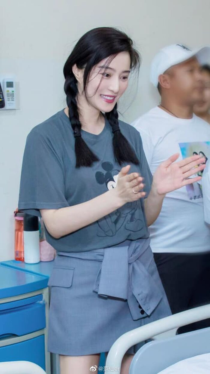 Chị Băng đi từ thiện trong kiểu áo thun Mickey cùng chân váy học sinh 