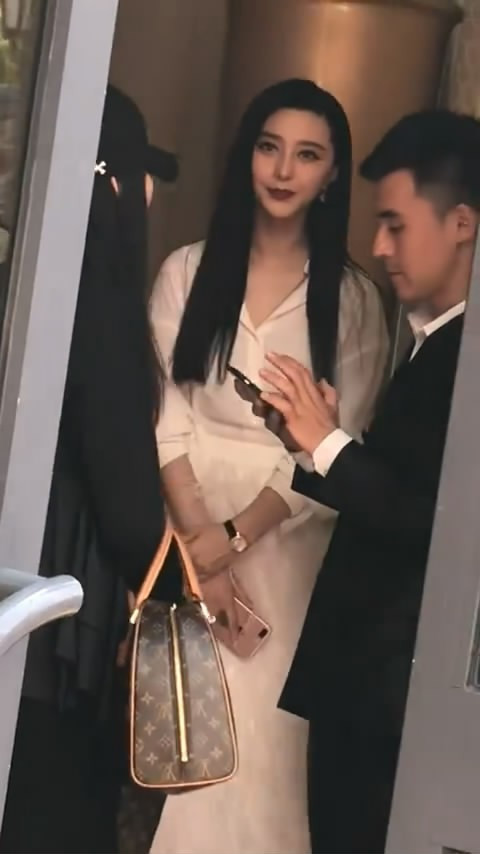 Băng tỷ xuất hiện tại sự kiện bên lề Cannes vào 4 năm trước được chụp và quay lén từ xa mà vẫn sang chảnh vô cùng 