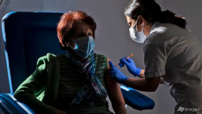 Một nhân viên y tế đang tiêm một liều vaccine Pfizer-Biotech cho một cụ già hơn 80 tuổi tại bệnh viện Santa Maria della Pieta ở Rome ngày 8/2.(Ảnh AP/Alessandra Tarantino)