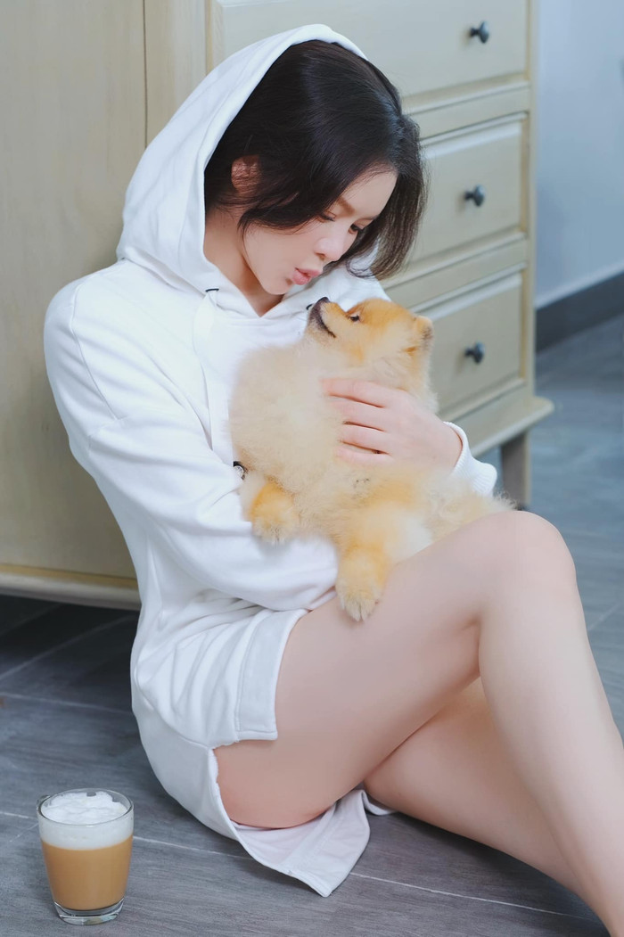 Ở nhà giãn cách, Lý Nhã Kỳ ăn diện đơn giản, trẻ trung nhưng vẫn tôn dáng, đảm bảo sự thoải mái. Không cần tô son, điểm phấn, cô nàng vẫn rất xinh đẹp, cuốn hút. 