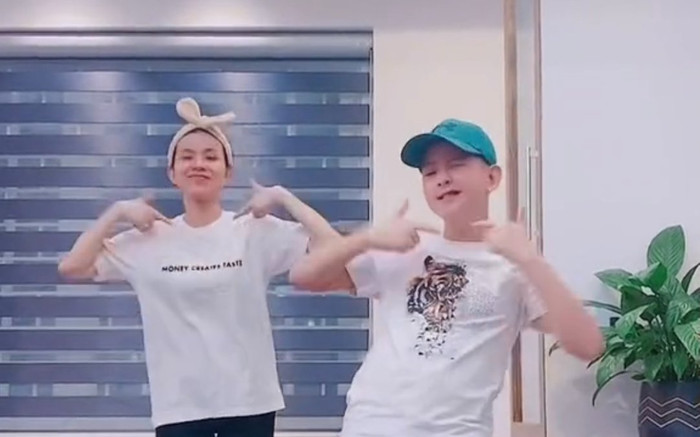 Hoa hậu Thùy Lâm nhảy cùng con trai nhưng body và nhan sắc thật của cô mới gây chú ý Ảnh 2