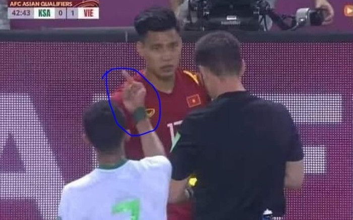 Cổ động viên Saudi Arabia ném chai vào Vũ Văn Thanh Ảnh 2