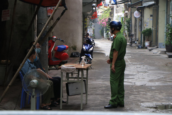 Lực lượng chức năng lập chốt chặn kiểm soát dịch bệnh.