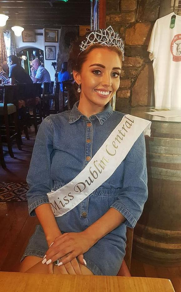 Vừa đăng quang, Tân Miss Earth Ireland 2021 bị chê như phẫu thuật phẩm mỹ bị lỗi Ảnh 4