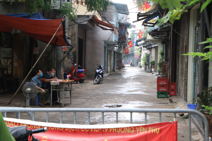 Lực lượng chức năng lập chốt kiểm soát dịch, dựng rào chắn khu vực ngõ 76 An Dương, phường Yên Phụ, Tây Hồ.
