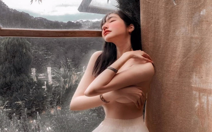 Elly Trần đăng ảnh bán nuy khoe đôi gò bồng đảo, netizen nghi ngờ 'hàng pha-ke' Ảnh 2