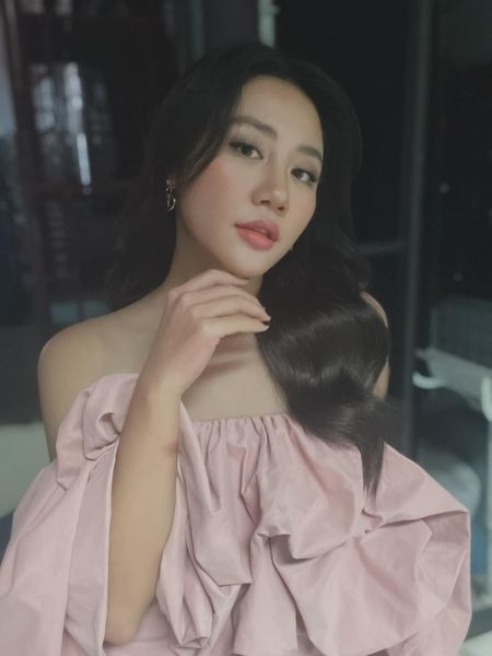 Váy càng rũ bèo thế này là Văn Mai Hương cứ thích mặc lên người 