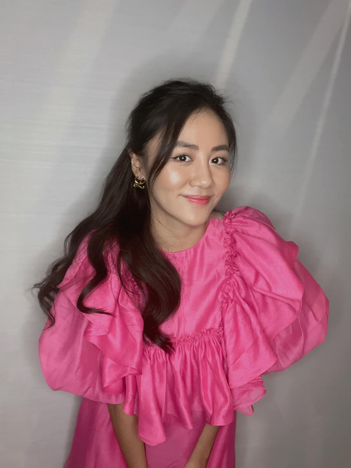 Dáng váy oversized rũ bèo mang đến diện mạo nữ tính, mềm mại cho giọng ca 'Nếu như ngày anh đến'