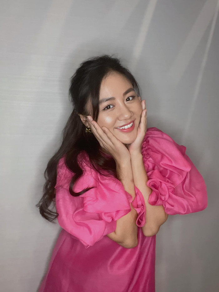 Nữ ca sĩ sinh năm 1994 mặc bộ váy màu hường bánh bèo nổi bần bật