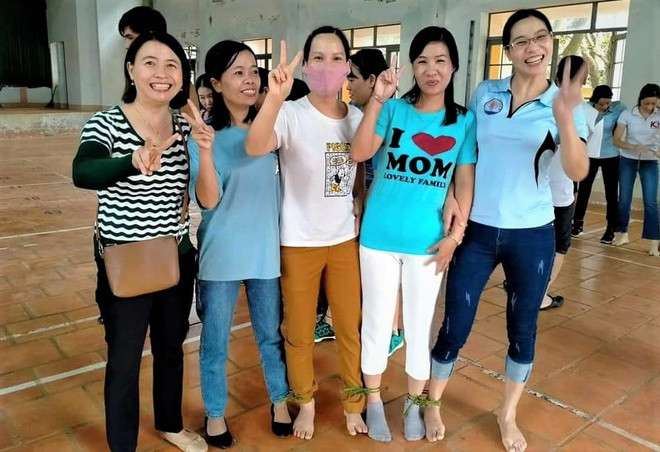 Cô Lê Thị Hương (ngoài cùng, bên phải) cùng các giáo viên tham dự hội thao trong năm học trước. Ảnh: Dân Trí