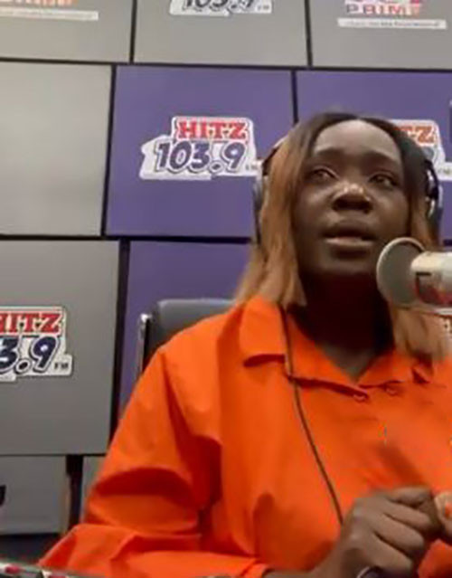 Phát thanh viên kể lại nội dung bức thư người phụ nữ gửi tới chương trình. 