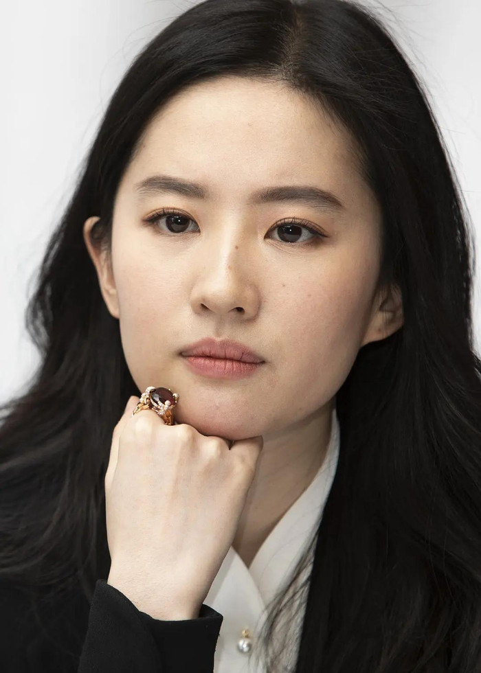 Lưu Diệc Phi nhiều lần lộ khuyết điểm mặt béo kém sang.