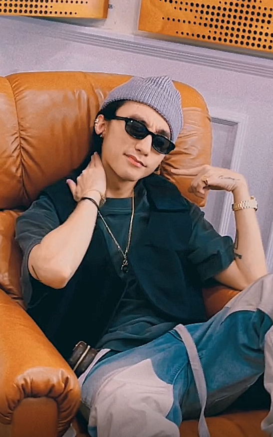 Sơn Tùng nhá hàng 'nỗi buồn' của mình nhưng lại là niềm vui của fan.